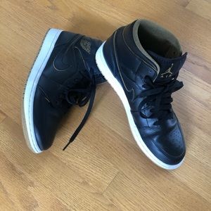 Jordan 1 Retro MidBlack Mettalic Gold